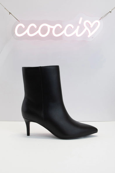 The Shena Pointed Toe Kitten Heel Leather Boot-Black